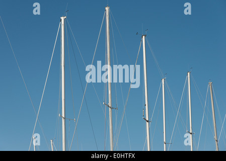 Basso angolo vista della barca a vela a montanti, Riverton, Hecla mola Parco Provinciale, Manitoba, Canada Foto Stock