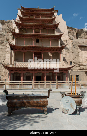 La facciata della Grotte di Mogao, Dunhuang, Jiuquan, provincia di Gansu, Cina Foto Stock