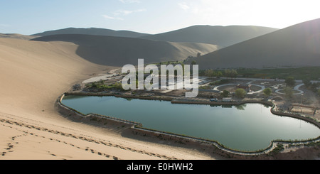 Resort a Mingsha Shan, deserto dei Gobi, Dunhuang, Jiuquan, provincia di Gansu, Cina Foto Stock