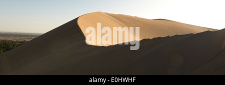 Cantando le dune di sabbia a Mingsha Shan, deserto dei Gobi, Dunhuang, Jiuquan, provincia di Gansu, Cina Foto Stock