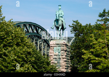 Deutschland, Köln, Hohenzollern Brücke, Denkmal, Reiterstandbild Guglielmo II, statua equestre di Guglielmo II. Foto Stock