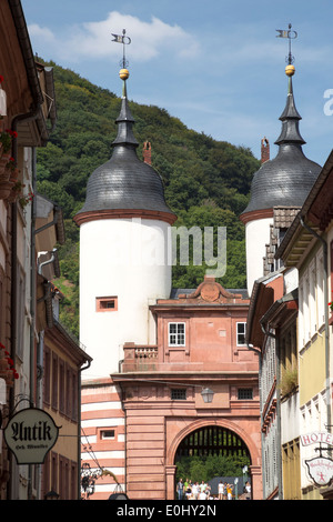 La Alte Brucke con torri gemelle a Heidelberg tedesco Foto Stock