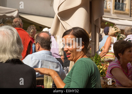 Donna in animata conversazione al cafe esterno nella città di Strasburgo Francia Foto Stock