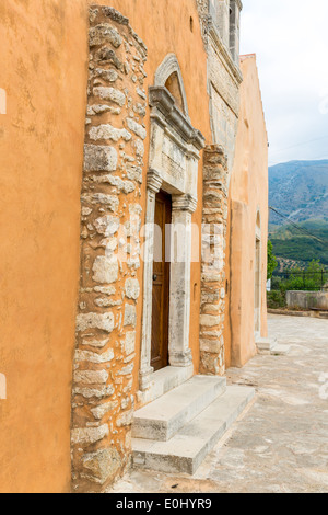 Chiesa nel piccolo villaggio cretese Kavros in Creta, Grecia. Sfondo di viaggio Foto Stock