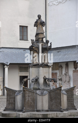 Statua e fontana nel centro del cortile accanto alla Cattedrale di St Stephen, Passau, Germania. Foto Stock