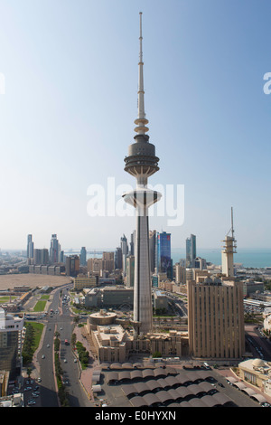 Torre di liberazione, Kuwait City, moderno skyline della città e il quartiere centrale degli affari, vista in elevazione Foto Stock