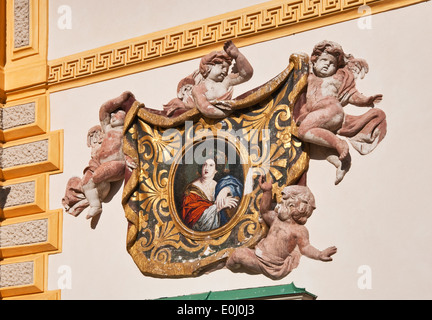 Sibyl mosaico detenute da putti, medaglione a Wilanów Palace a Varsavia, Polonia Foto Stock