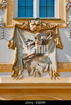 La figura del genio di fama sulla pelle di leone a lato giardino dell'edificio principale in corrispondenza di Wilanów Palace a Varsavia, Polonia Foto Stock