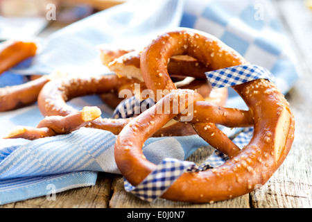 Freschi Fatti in casa bavarese tradizionale pretzel.Il fuoco selettivo nel mezzo di pretzel Foto Stock