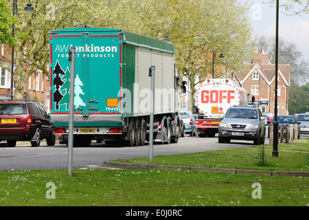 Autocarri articolati e le automobili passato automobili parcheggiate sulla A28 di strada nella città rurale di Tenterden nel Kent, Inghilterra Foto Stock