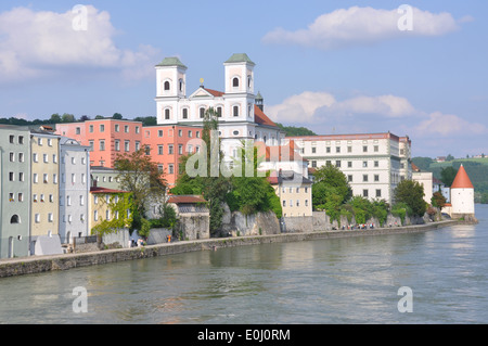 Color pastello appartamento abitazioni lungo il fiume Inn, Passau, Germania.Kirche San Michele Foto Stock