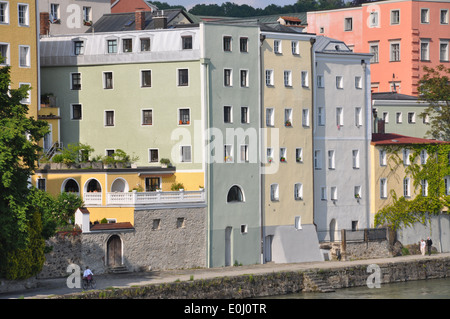 Color pastello appartamento abitazioni lungo il fiume Inn, Passau, Germania. Foto Stock