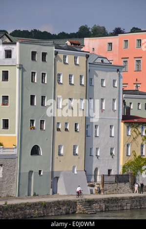 Color pastello appartamento abitazioni lungo il fiume Inn, Passau, Germania. Foto Stock