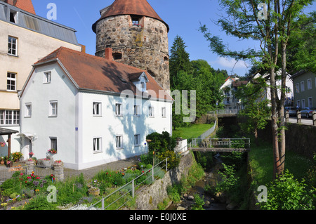 Casa e mulino in pietra convertito in una casa. lungo il torrente Beiderwiesbach in Passau, Germania. Foto Stock