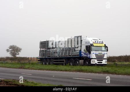 Un IAE carrello che viaggia lungo la A417 a doppia carreggiata in Cotswolds, Inghilterra Foto Stock