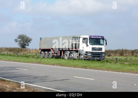 Un J&B trasporti alla rinfusa ruck viaggiando lungo la A417 a doppia carreggiata in Cotswolds, Inghilterra Foto Stock