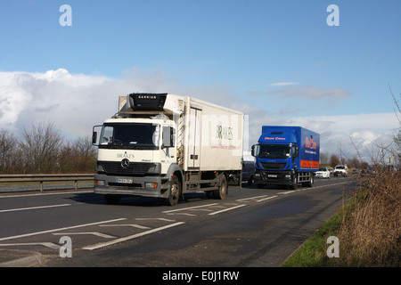 Due camion e automobili che viaggiano lungo la A46 a doppia carreggiata in Leicestershire, Inghilterra Foto Stock