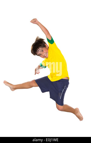 Ragazzo brasiliano, saltando, giallo e blu Foto Stock