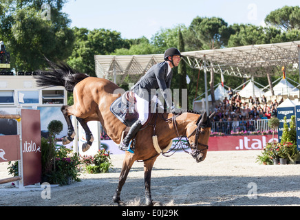 Kevin Staut della Francia in sella Quismy des Vaux Hdc nella Loro Parque pianoforte show jumping evento in Piazza di Siena 2013 Foto Stock