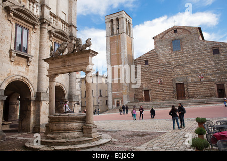 Pozzo antico sulla Piazza Piazza Grande a Montepulciano, Toscana Italia. Foto Stock