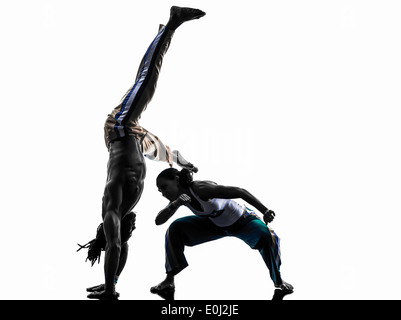 Due persone giovane capoeira ballerini danzare in silhouette studio isolato su sfondo bianco Foto Stock