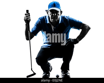 Un uomo golfista golf accovacciato in silhouette studio isolato su sfondo bianco Foto Stock