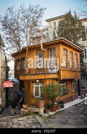 In legno restaurato casa ottomana dietro Aya Sofya, Sultanahmet, Istanbul, Turchia Foto Stock