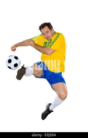 Calcio brasiliano player, saltando, giallo e blu Foto Stock
