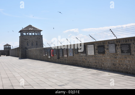 Torre di avvistamento e di pareti di Mauthausen campo di concentramento, Austria. Foto Stock