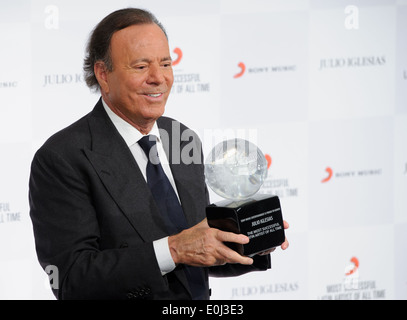 Julio Iglesias in occasione di una conferenza stampa con il suo premio 'il maggior successo Latino artista di tutti i tempi". Foto Stock