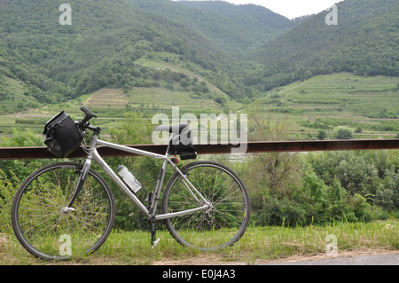 Noleggio in appoggio contro una ringhiera in valle di Wachau lungo il Danubio sul Eurovelo route 6, Austria Foto Stock