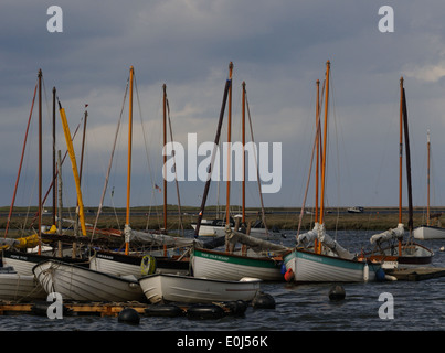 Barche a vela ormeggiato Blakeny su un giorno tempestoso con punto Blakeny in background. Blakeney, Norfolk. Regno Unito. Foto Stock