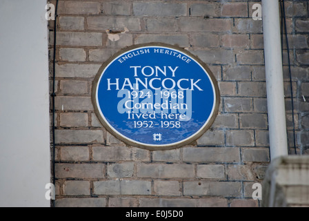 English Heritage targa blu la marcatura di una casa del comico tony Hancock, Kensington, Londra, Inghilterra Foto Stock