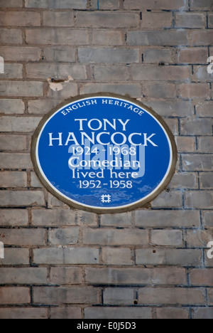 English Heritage targa blu la marcatura di una casa del comico tony Hancock, Kensington, Londra, Inghilterra Foto Stock