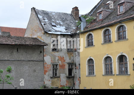 Vecchi edifici fatiscenti nel centro di Bratislava. Foto Stock