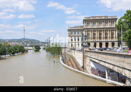 Il Fiume Danubio 2010 inondazioni raggiungere Budapest, Id Antall Jozsef Rkp sottopassaggio allagato. Foto Stock