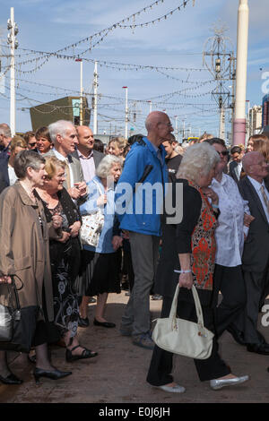 Blackpool, Lancashire, Regno Unito, 14 maggio 2014. Gli ospiti che arrivano a Blackpool Tower uno del Regno Unito più iconiche attrazioni, la Blackpool Tower, un'attrazione turistica in Blackpool, Lancashire in Inghilterra è stato aperto al pubblico il 14 maggio 1894, rivolta a scaglionamento 120 anni quest'anno. Sorge a 158 metri (518 piedi) ed è un grado che ho elencato la costruzione. Quando la torre di Blackpool aperto nel 1894 biglietti erano appena 6p a persona! Così come parte di questo centoventesimo compleanno occhio biglietti sono stati venduti per soli 6p. Credito: Conrad Elias/Alamy Live News Foto Stock