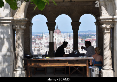 Godendo della vista di Budapest dal Bastione del Pescatore, una terrazza situata sulla collina del castello, che si affaccia sul fiume Danubio. Foto Stock