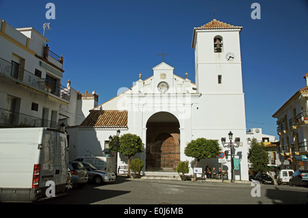 Andalusia in Spagna: la chiesa di Santiago Apostolo nel villaggio di Monda Foto Stock