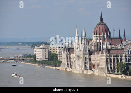 Maggio 2010 dopo pesanti piogge di primavera il Danubio rompe le banche a Budapest, minacciando il parlamento ungherese edificio. Foto Stock