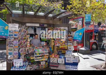 Sydney Australia,Pitt Street,edicola,vendita,spuntini,snack food,riviste,uomini asiatici maschi,lavoro,lavoro,manager,AU140310027 Foto Stock