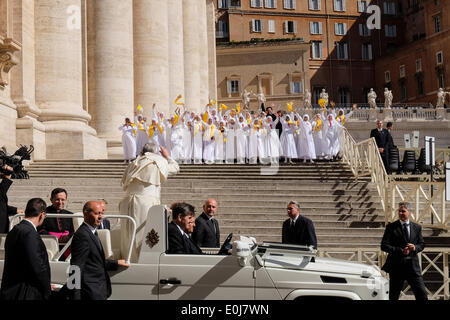 Piazza San Pietro e la Città del Vaticano. 14 Maggio, 2014. Papa Francesco celebra la sua Udienza generale del mercoledì in Piazza San Pietro in Vaticano. Credito: Davvero Facile Star/Alamy Live News Foto Stock