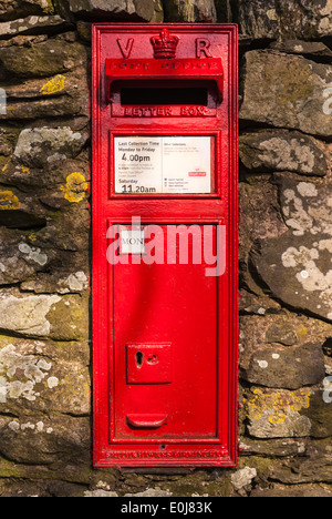 Una vista di un Postbox vittoriano posto in un muro nel Lake District, Cumbria, Inghilterra. 18 aprile 2009 Foto Stock