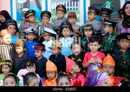 Scuola indonesiana di bambini in costume celebra la XXI Aprile indonesia donna hero giorno hari kartini Foto Stock