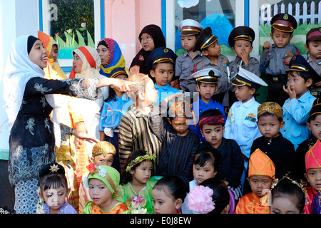 Scuola indonesiana di bambini in costume celebra la XXI Aprile indonesia donna hero giorno hari kartini Foto Stock