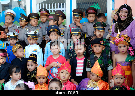 Scuola indonesiana di bambini in costume celebra la XXI Aprile indonesia donna hero giorno hari kartini Foto Stock