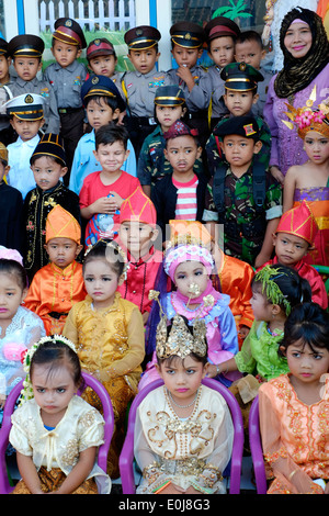 Scuola indonesiana di bambini in costume celebra la XXI Aprile indonesia donna hero giorno hari kartini Foto Stock