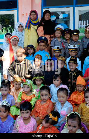 Scuola indonesiana di bambini in costume celebra la XXI Aprile indonesia donna hero giorno hari kartini Foto Stock