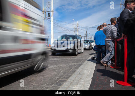 Blackpool, Lancashire, Regno Unito. 14 Maggio, 2014. Traffico & pedoni, strada pericolosa, 'no cordolo' formato sul rinnovato lungomare di Blackpool. Una seconda strada principale del layout in città dovrà essere cambiato dopo le preoccupazioni per la sicurezza da gruppi di disabili. Tre anni fa, un £100m promenade revamping ha dovuto essere modificato dopo denunce analoghe per la rimozione delle ghiere. Kevin Winkley, chief executive di N-Vision, precedentemente noto come Blackpool, Fylde e Wyre Società per i ciechi, detto le superfici condivise sono state la prevenzione da parte di persone ipovedenti e non vedenti di muoversi. Foto Stock