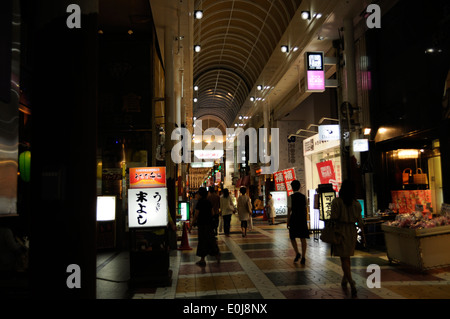 Vista notturna della strada dello shopping,Kagoshima City,Kagoshima,Giappone Foto Stock